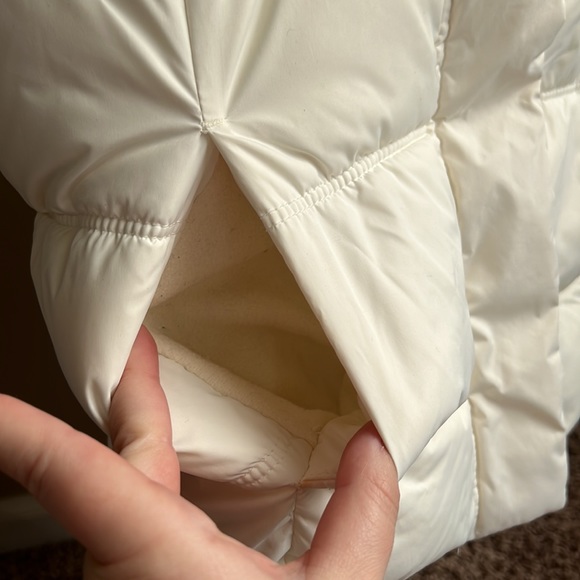 White puffer vest with pockets - Picture 2 of 3